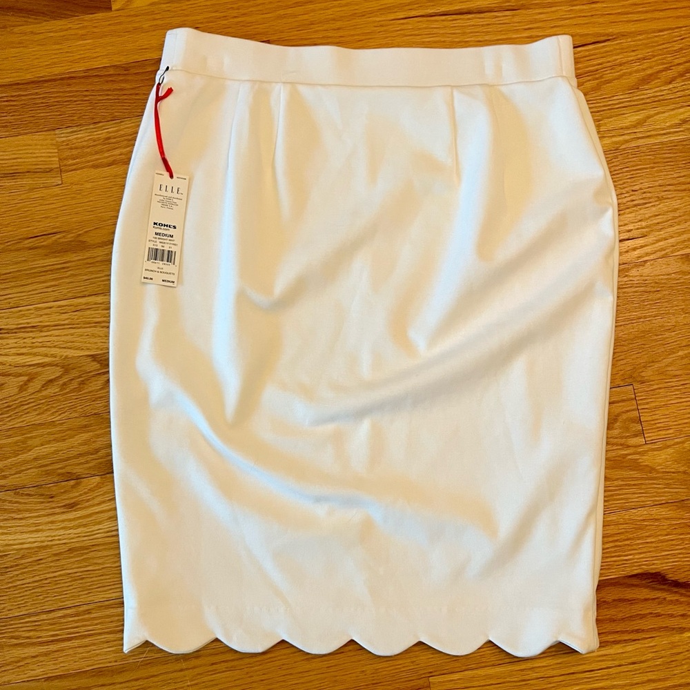 Elle white scalloped edge skirt size medium, lined